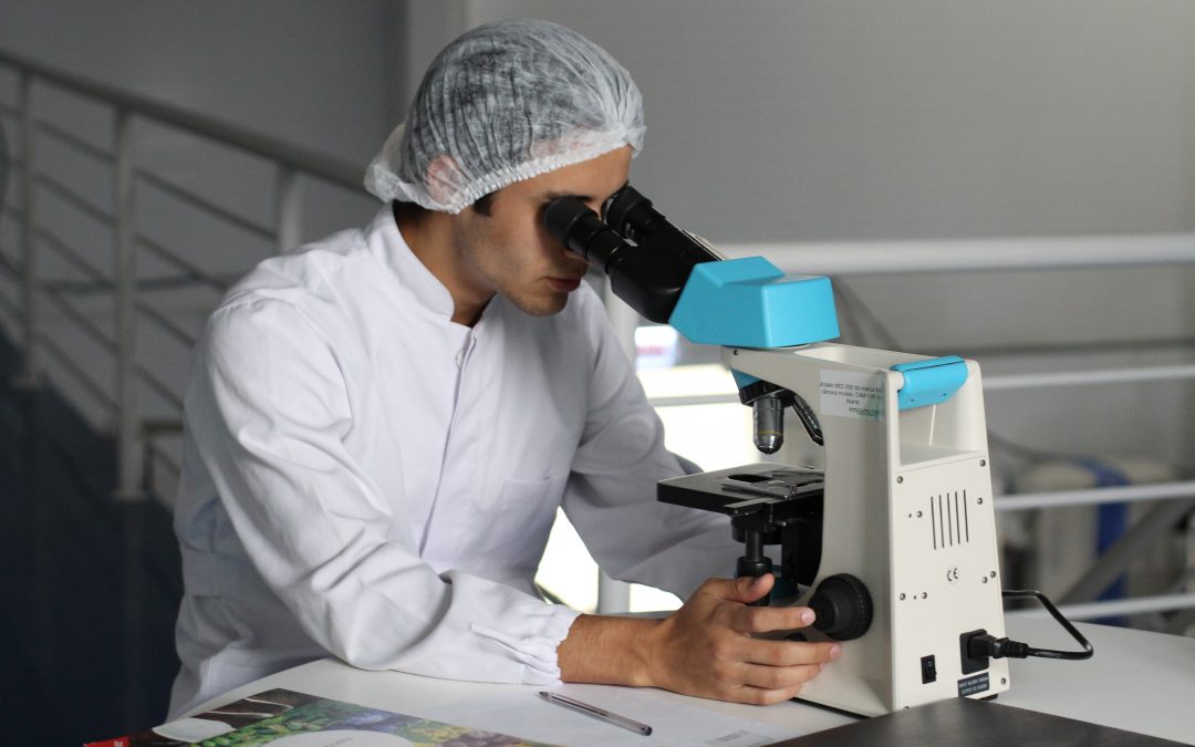 Lääketieteen tutkija katsoo mikroskooppiin